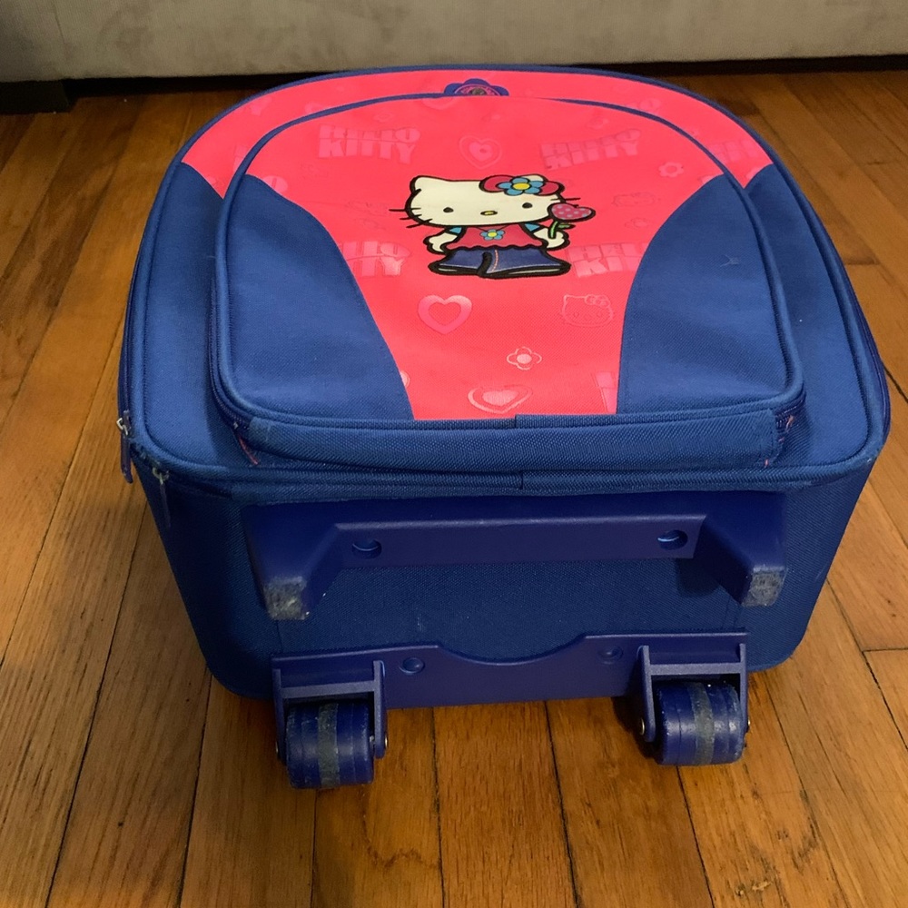 Hello Kitty Sanrio rolling luggage bag. So cute! Some wear on edges and bottom - Picture 7 of 12